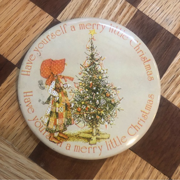 Vintage Holly Hobbie Christmas Pin Button Badge Pinback from Carlton Cards - Picture 2 of 6